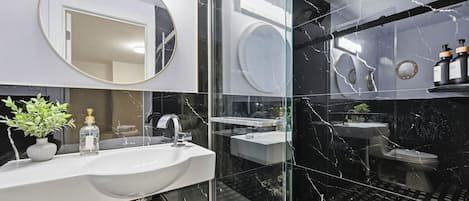 ヘアドライヤー、タオル、石鹸、トイレットペーパー