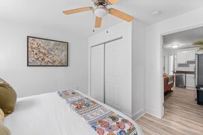 Escritorio, tabla de planchar con plancha, wifi y ropa de cama 