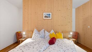 WiFi, bed sheets, wheelchair access