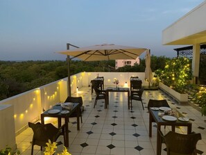 تناول الطعام بالخارج