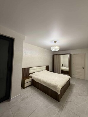 2 bedrooms, Internet, bed sheets - Adorable 2-bedroom apartment with AC in vibrant Batumi (Batumi)