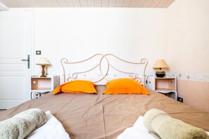 Iron/ironing board, WiFi, bed sheets - Le Mas des Oliviers – Peaceful 2-Level Apartment with Pool, Nature Views, and Shared Amenities (Redortiers)