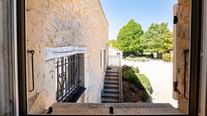 Un edificio de piedra con una escalera que conduce a una zona cubierta.