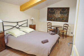 Tabla de planchar con plancha, wifi, ropa de cama