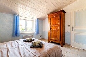 Een strijkplank/strijkijzer, wifi, beddengoed