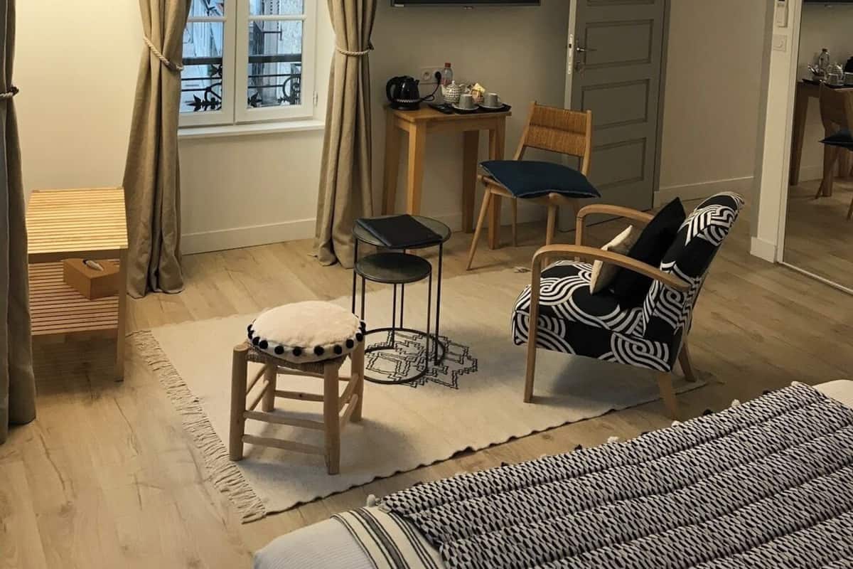 Una stanza con un letto, una scrivania, una sedia, un televisore e una lampada a soffitto decorata.