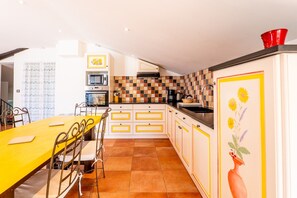 Een koelkast, een magnetron, een oven, een kookplaat