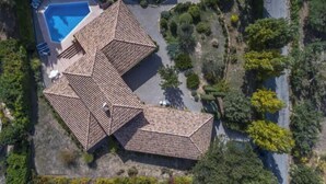 An aerial view of a property with a swimming pool, terraced roof, and landscaped garden. - Magnificent Provençal villa in a quiet private domain (Tourtour)