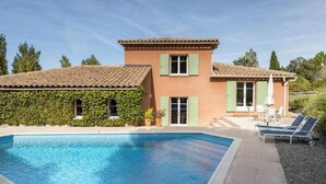 A house with a swimming pool, green shutters, and a patio with lounge chairs. - Magnificent Provençal villa in a quiet private domain (Tourtour)