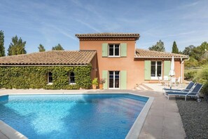 A house with a swimming pool, green shutters, and a patio with lounge chairs. - Magnificent Provençal villa in a quiet private domain (Tourtour)