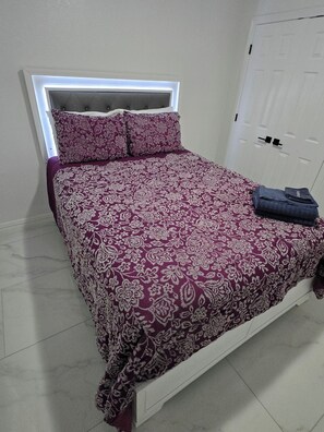 Iron/ironing board, WiFi, bed sheets - Adorable 2-bedroom house with AC in charming Lewisville (Lewisville)