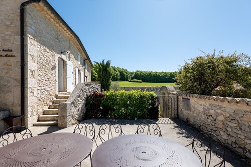 Holiday Home “Bastide de Marius” with Shared Pool, Terrace, and Wi-Fi