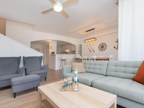 Smart TV, ping pong, stereo - HOUSE PALS BEACH GARDEN SWIMMING POOL AIR CONDITIONING (Pals)