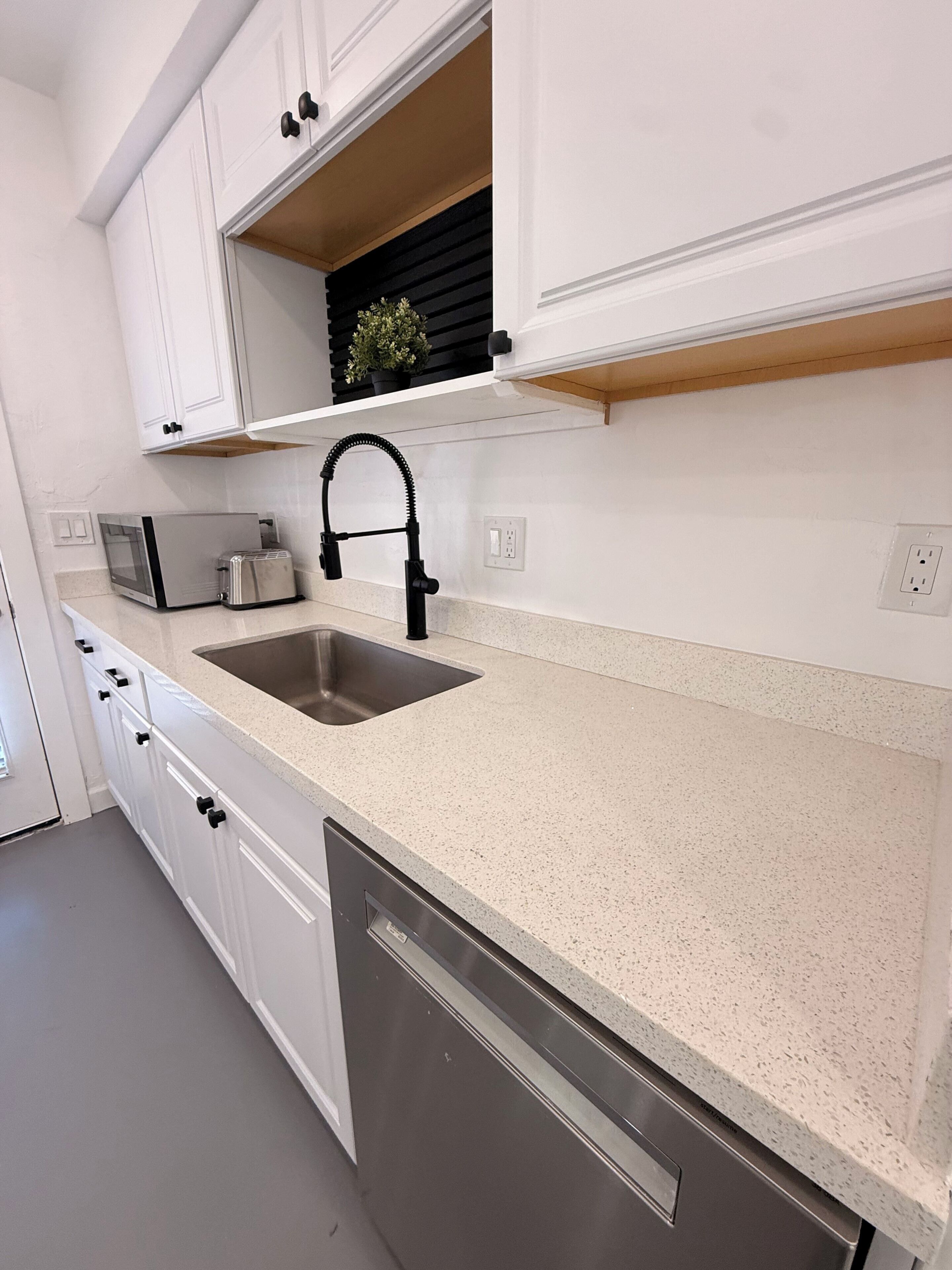 Micro-ondes, four, plaque de cuisson, lave-vaisselle