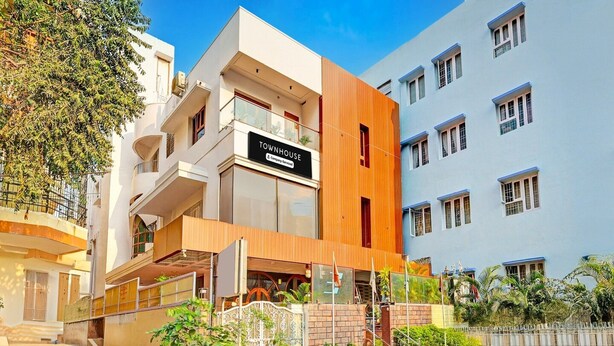 A multi-story hotel with a sign reading 'TOWNHOUSE.' - Suite Vijaya Residency (Visakhapatnam)