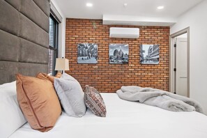 4 habitaciones, escritorio y tabla de planchar con plancha 