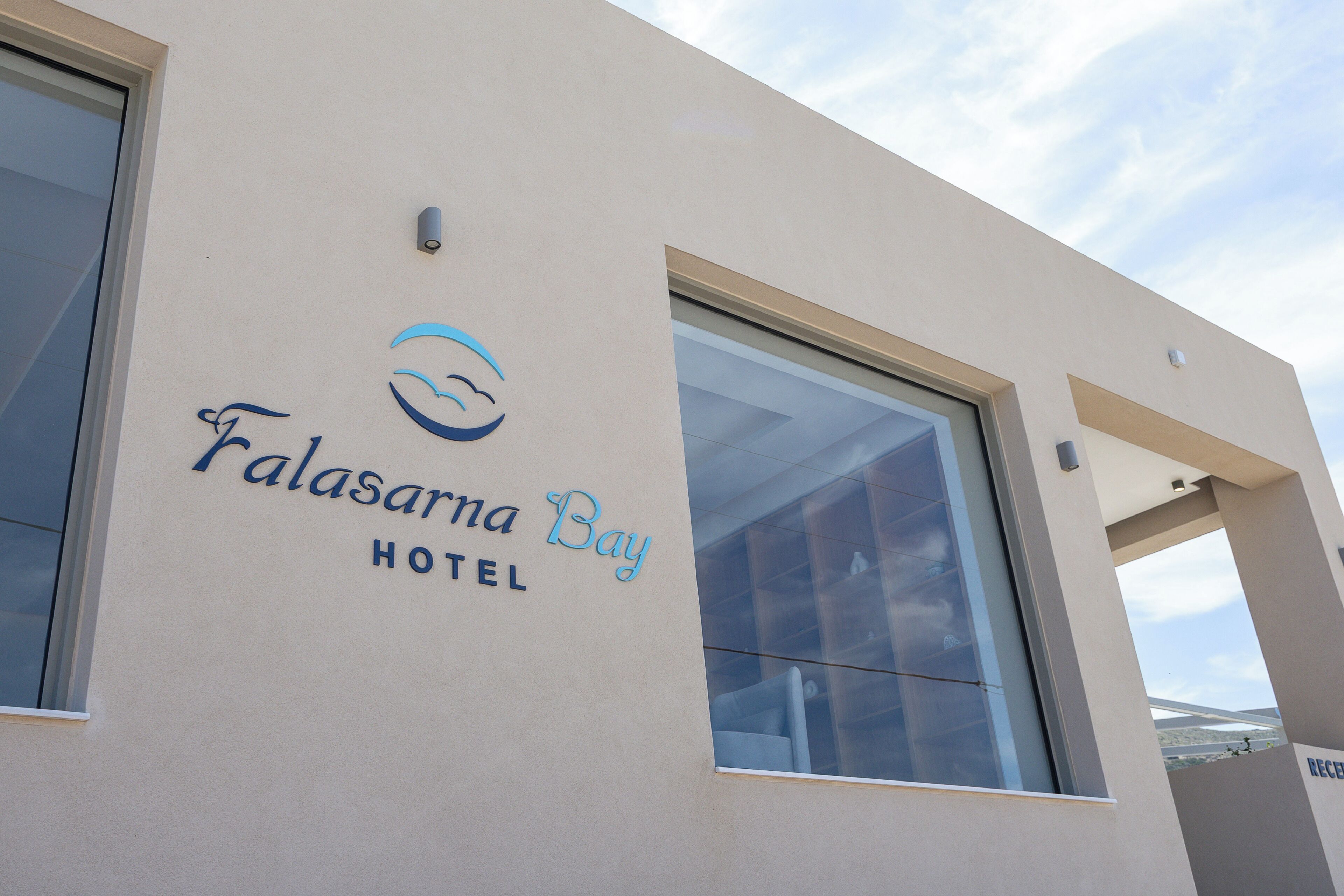 Een gebouw met een bord waarop 'Falasarna Bay Hotel' staat.
