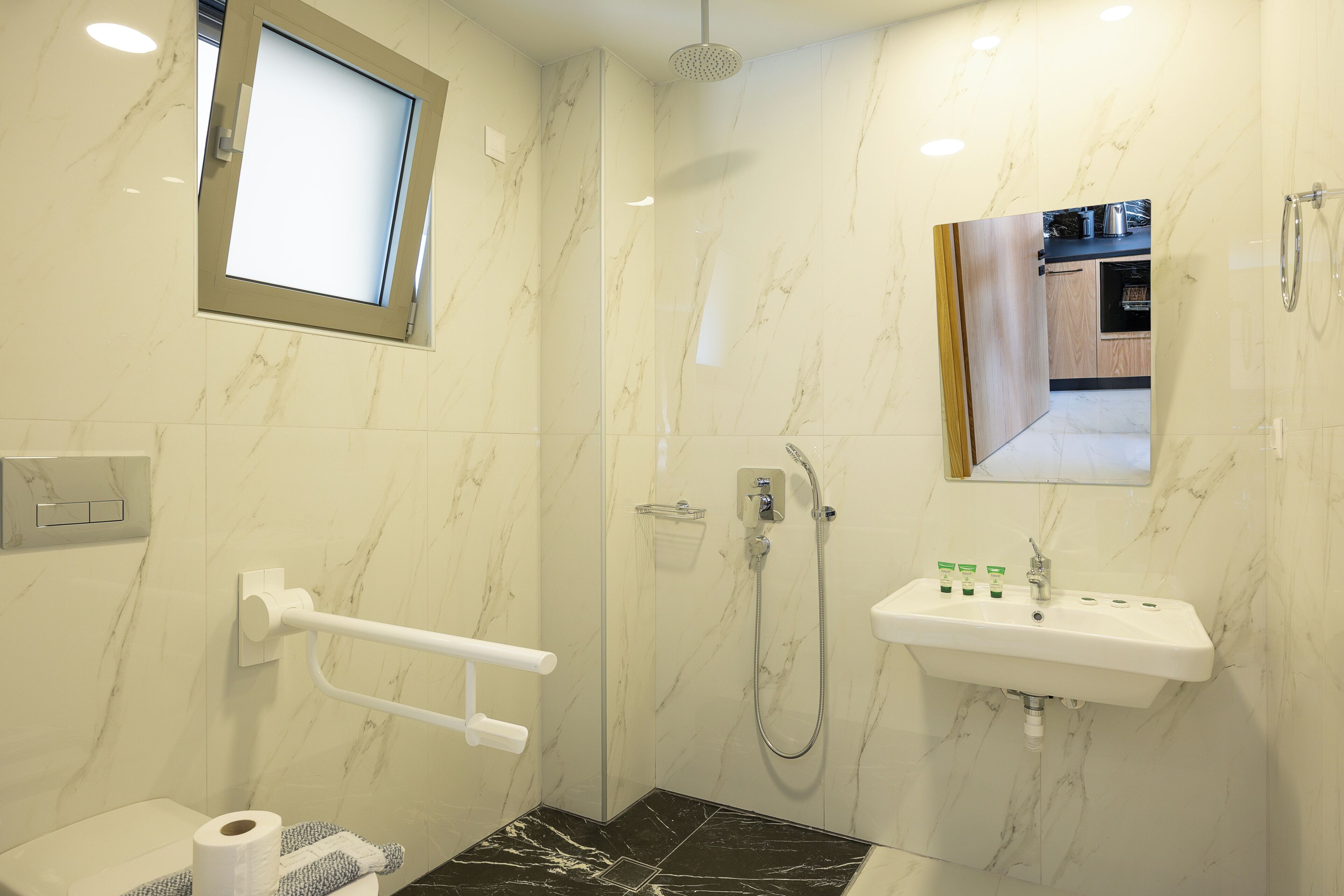 Ein Badezimmer mit Dusche, Waschbecken und Toilette.