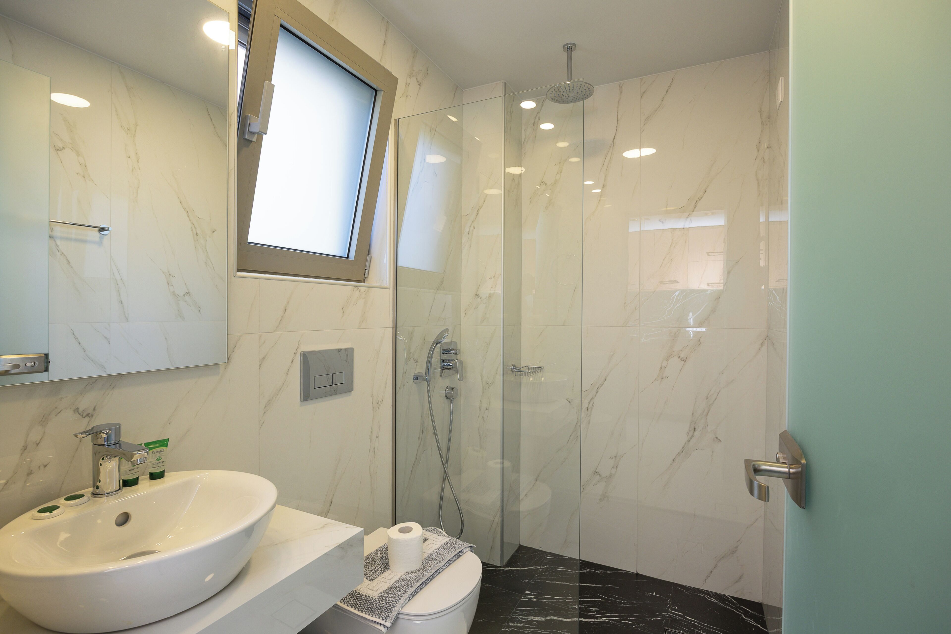 Deluxe Double Room, Sea View, Executive Level | Bathroom | Shower, hair dryer, towels, soap
