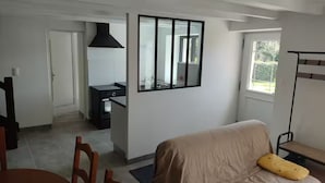 Una habitación con una cama, un escritorio, una silla, una ventana y una puerta.