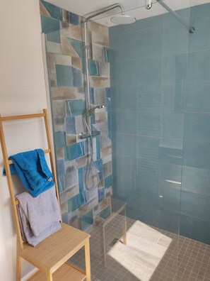 Shower, hair dryer, towels, soap - Renovated Breton house with sea view (Moëlan-sur-Mer)