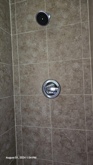 Bathroom shower - Deluxe Inn Elkton (Elkton)