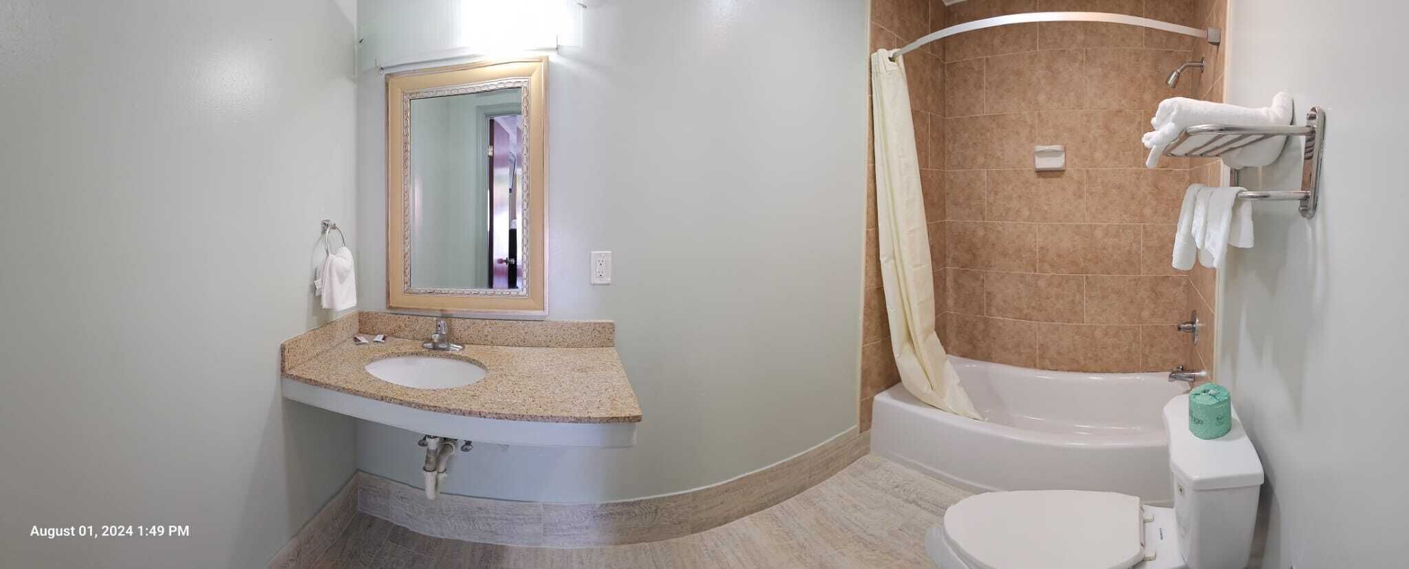 Deluxe Double Room, 2 Double Beds | Bathroom