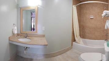 Kahden hengen deluxe-huone, 2 parisänkyä | Kylpyhuone