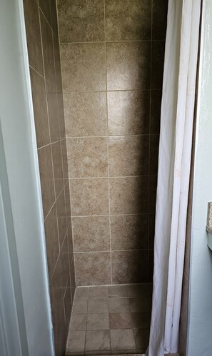 Bathroom - Deluxe Inn Elkton (Elkton)