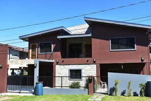 Exterior - Lucina's Spacious 3BR with Yard and Backup Generator - Lower Level (San Ignacio)
