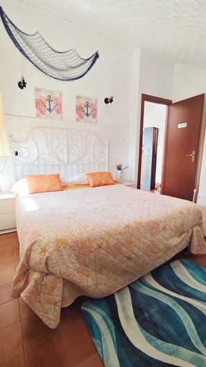1 bedroom, iron/ironing board, WiFi, bed sheets - Bright air-conditioned apartment just 10 min walk from the sea! (pomezia)