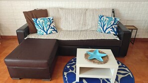 TV - Bright air-conditioned apartment just 10 min walk from the sea! (pomezia)