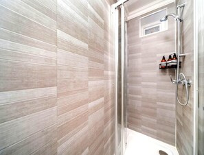 Bathroom - Bright 2BR Apartment in West Kensington (London)