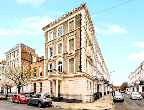 Bright 2BR Apartment in West Kensington