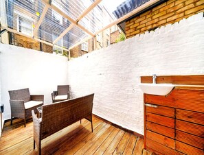 Balcony - Bright 2BR Apartment in West Kensington (London)