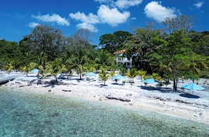 On the beach - The Hacienda - One Bedroom (Utila)