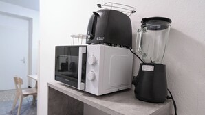 A kitchen counter with a microwave, toaster, and blender. - revLIVING OCTAVUS for up to 7 guests in the idyllic wine village of Hohenwarth-Mühlbach (Hohenwarth)