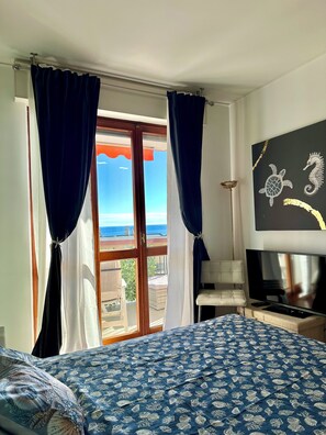 2 bedrooms, iron/ironing board, WiFi, bed sheets - Renovated 100sqm apartment with breathtaking sea view and terrace (Sanremo)