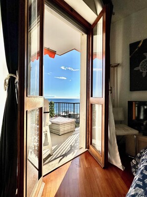 TV - Renovated 100sqm apartment with breathtaking sea view and terrace (Sanremo)