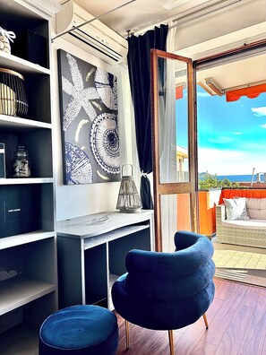 TV - Renovated 100sqm apartment with breathtaking sea view and terrace (Sanremo)