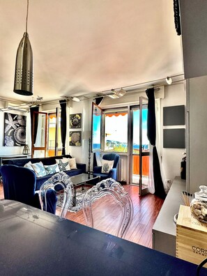 TV - Renovated 100sqm apartment with breathtaking sea view and terrace (Sanremo)