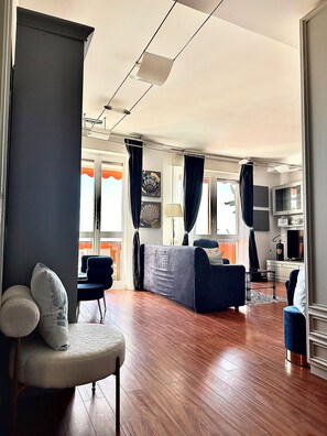 TV - Renovated 100sqm apartment with breathtaking sea view and terrace (Sanremo)