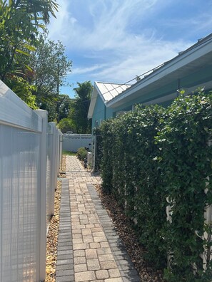 Property grounds - Private Beach Cottage/Pool (Cocoa Beach)