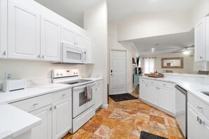Private kitchen - Feel @ Home Ft Myers - 3bd - 2bh - POOL - Sleeps 8 (Fort Myers)