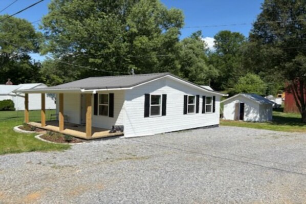 Exterior - Getaway or stay in Afton, TN! 15 minutes from I-81 and Downtown Greeneville, TN! (Afton)