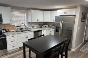 Private kitchen - Getaway or stay in Afton, TN! 15 minutes from I-81 and Downtown Greeneville, TN! (Afton)