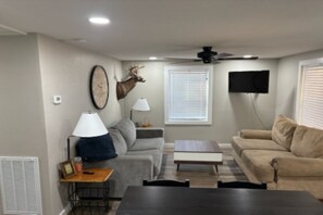 Living area - Getaway or stay in Afton, TN! 15 minutes from I-81 and Downtown Greeneville, TN! (Afton)