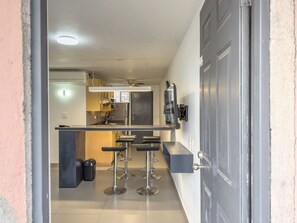 Réfrigérateur, micro-ondes, plaque de cuisson, cafetière/bouilloire
