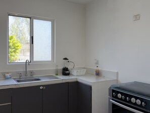 Kühlschrank, Ofen, Herdplatte, Kochgeschirr/Geschirr/Besteck