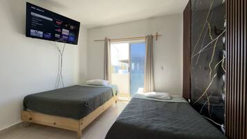 Een bureau, wifi, beddengoed